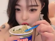 絕品性感嫩妹現場裸舞吃麵 渾圓大奶嫩穴驚呆眾人